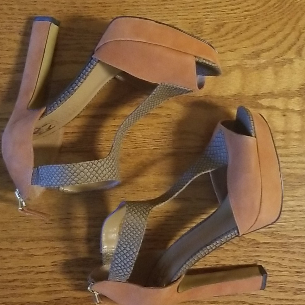 Shoes - Picture 4 of 4